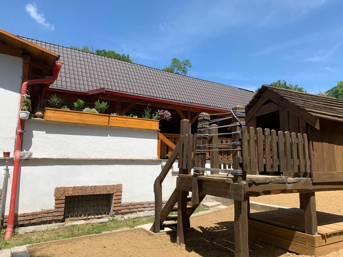 Penzion Turista Banská Štiavnica Eksteriør bilde